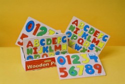 Puzzle din lemn cu litere