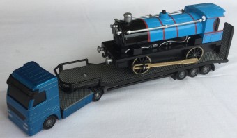 Trailer albastru cu locomotiva